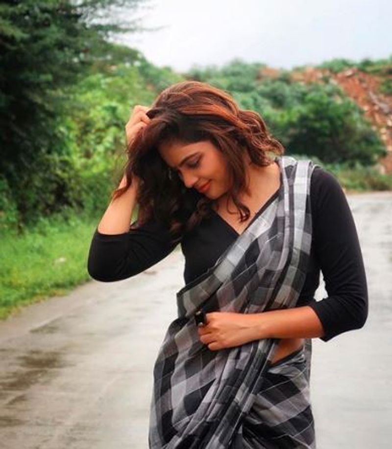 கட்டம் போட்ட சேலையில் என்ன அழகு