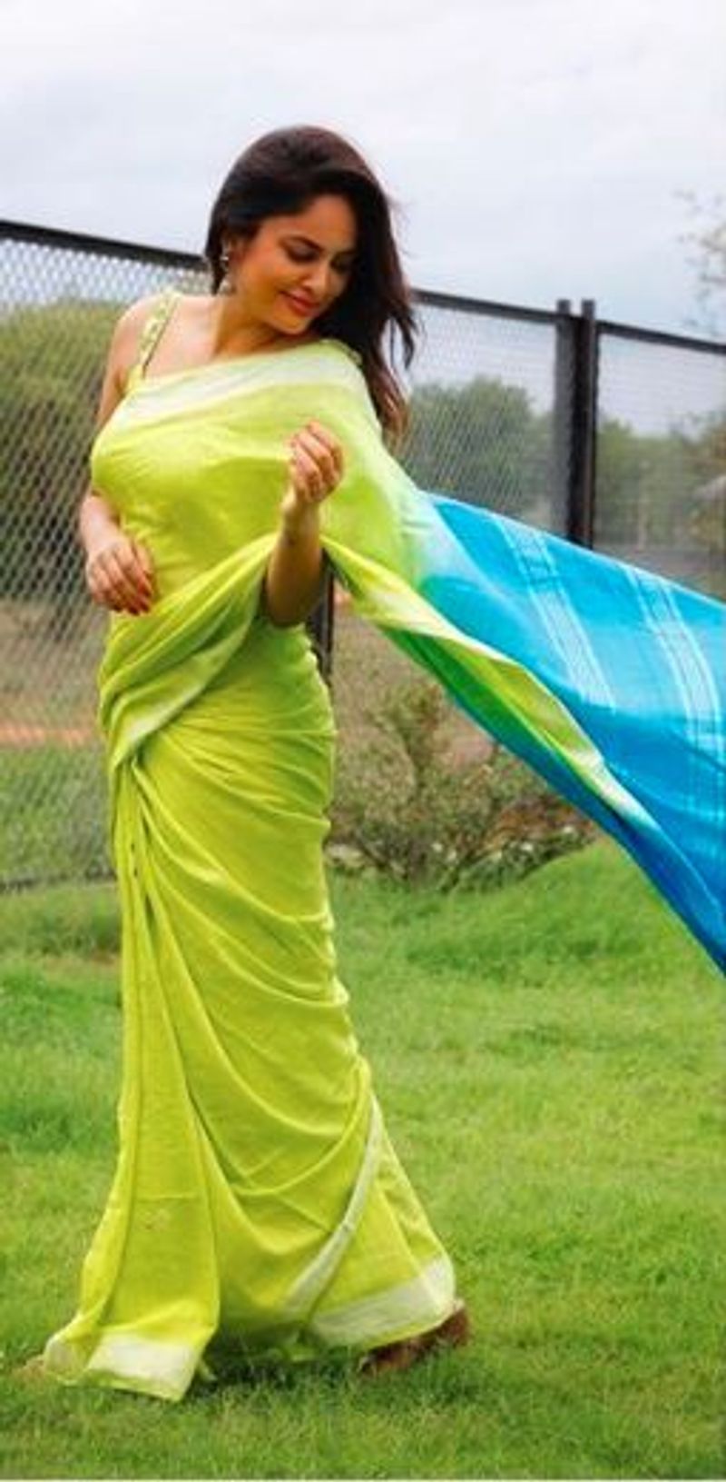 பச்சை நிற புடவையில் பளீச்