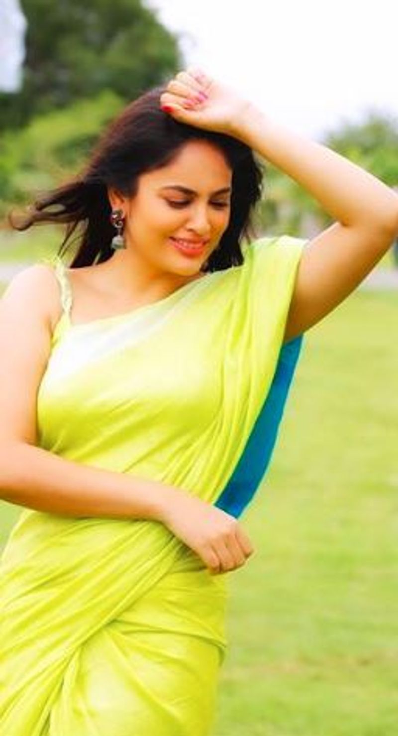 சிலை போல் நிற்கும் நந்திதா
