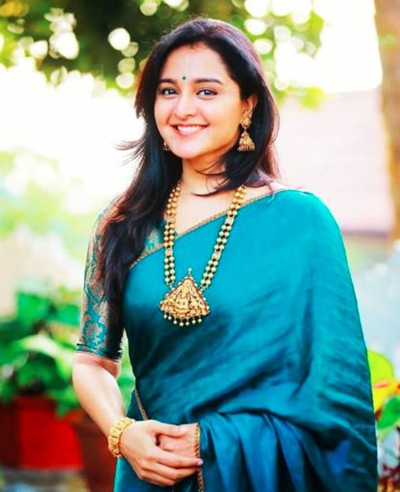 நீல நிற புடவையில் கொள்ளை அழகு