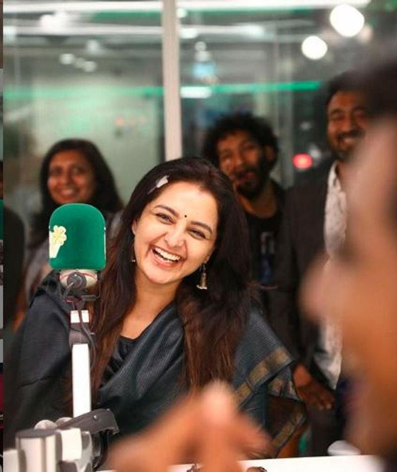 டப்பிங் பணியின் போது சந்தோஷமாக இருக்கும் மஞ்சு