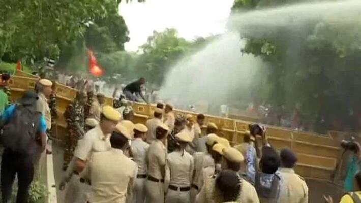 BJP workers protest in front of Arvind Kejriwal's house on NRC issue in Delhi BJP workers protest in front of Arvind Kejriwal's house on NRC issue in Delhi