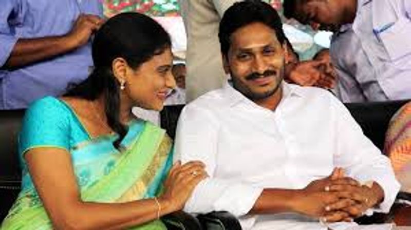 <p>తాను తెలంగాణలో పార్టీ పెట్టడం తన సోదరుడు, ఆంధ్రప్రదేశ్ ముఖ్యమంత్రి వైఎస్ జగన్మోహన్ రెడ్డికి ఇష్టం లేదని షర్మిల అంటున్నారు. అయితే, దీన్ని ప్రజలు ఎంత వరకు నమ్ముతారనేది ప్రశ్న. తెలంగాణలో రాజకీయాలు చేస్తున్న షర్మిలకు వ్యతిరేకంగా ఆయన పనిచేస్తారా అనేది ప్రశ్న. ఇప్పటి వరకు వైఎస్సార్ కాంగ్రెసు పార్టీ కార్యకర్తలు తెలంగాణలో టీఆర్ఎస్ కు మద్దతు ఇస్తూ వచ్చారు. అంతేకాకుండా కేసీఆర్ విజయం కోసం ఇక్కడి నాయకులు పనిచేశాయి కూడా. </p>