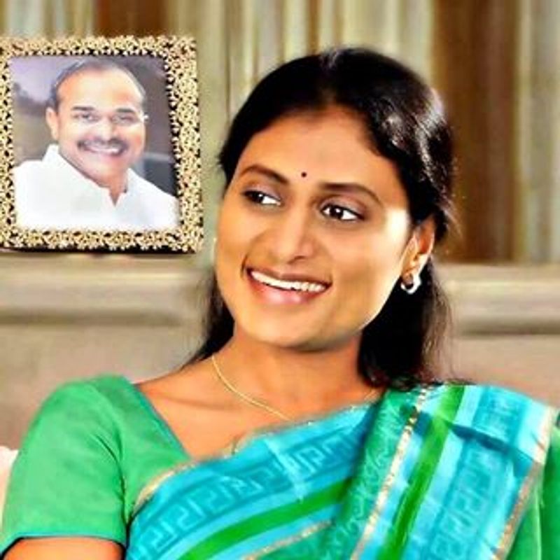 త్వరలోనే వైయస్ ఆర్ కాంగ్రెస్ పార్టీ వర్కింగ్ ప్రెసిడెంట్ గా వైయస్ షర్మిల అధికారికంగా నియమితులు అయ్యే అవకాశం ఉందని తెలుస్తోంది. ఇప్పటికే ఈ అంశంపై పార్టీ కేంద్ర పాలక మండలి, రాష్ట్ర పాలక మండలి ఒక నిర్ణయానికి వచ్చినట్లు సమాచారం.