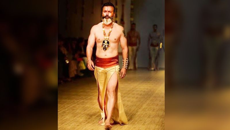 उनका क्लासिक 'नमक और काली मिर्च' का लुक सोशल मीडिया पर हजारों दिल जीत रहा है।