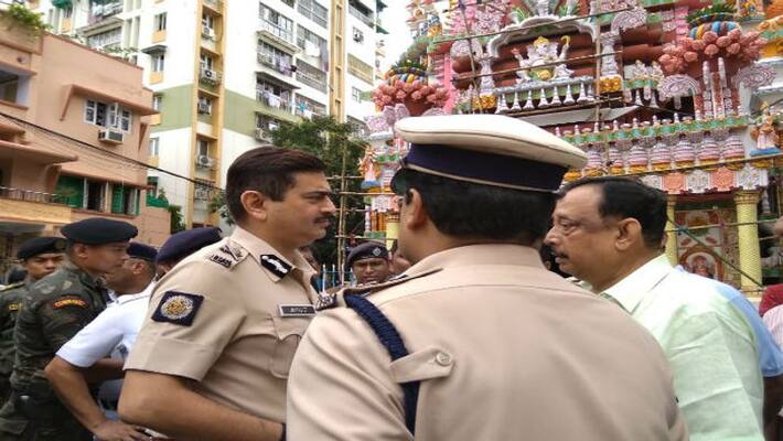 Kolkata police comissionr Anuj Sharma visit Puja pandals. Kolkata police comissionr Anuj Sharma visit Puja pandals.