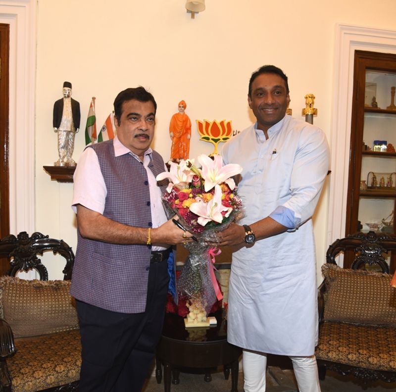 నితిన్ గడ్కరీకి పుష్పగుచ్చం ఇచ్చిన మంత్రి మేకపాటి