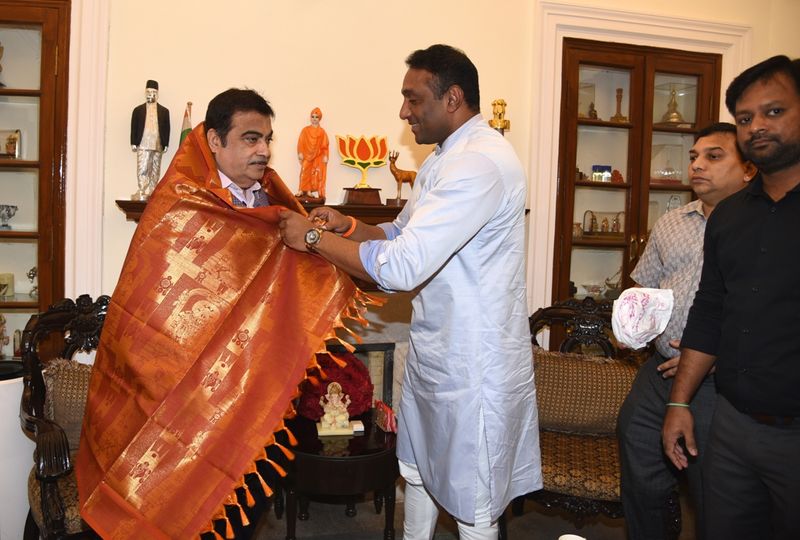 నితిన్ గడ్కరీని సన్మానిస్తున్న మంత్రి మేకపాటి