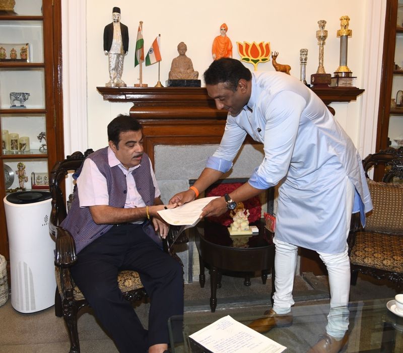 కేంద్రమంత్రి నితిన్ గడ్కరీకి వినతిపత్రం సమర్పిస్తున్న మేకపాటి గౌతం రెడ్డి