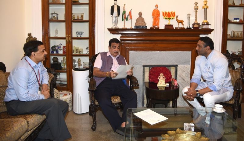 నిధులు ఇవ్వాలంటూ కోరుతున్న మంత్రి మేకపాటి గౌతం రెడ్డి