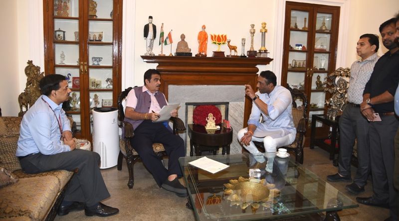 నితిన్ గడ్కరీకి రాష్ట్రంలోని సమస్యలను వివరిస్తున్న మంత్రి మేకపాటి
