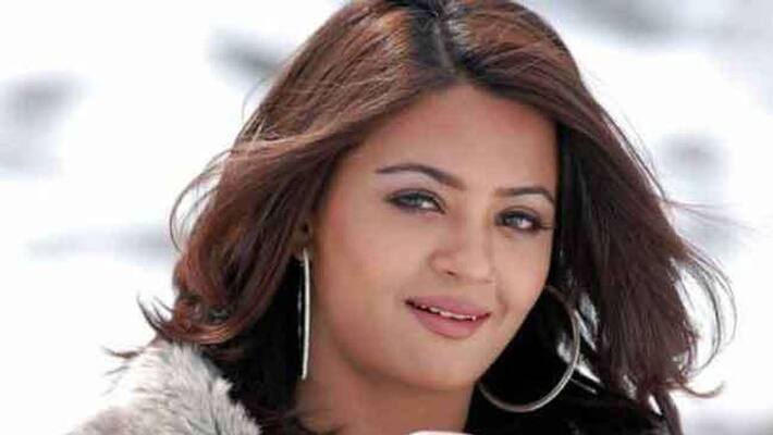 actress surveen chawla complaint against sume film directors actress surveen chawla complaint against sume film directors