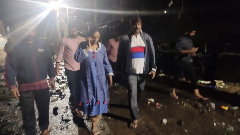 భారీ వర్షం కారణంగా ఖైరతాబాద్ ప్రాంతంలో గురువారం రాత్రి పర్యటిస్తున్న హైద్రాబాద్ మేయర్ బొంతు రామ్మోహన్, ఖైరతాబాద్ కార్పోరేటర్ విజయారెడ్డి