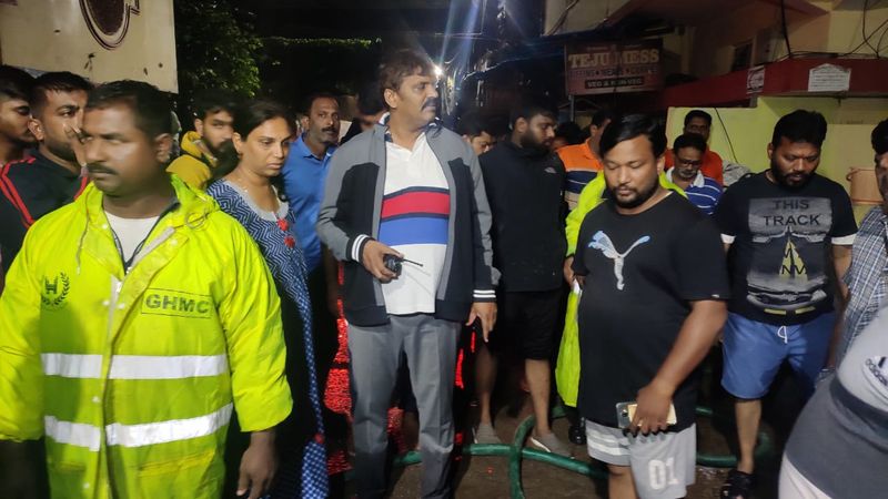 ఖైరతాబాద్ ప్రాంతంలో సమస్యాత్మక ప్రాతంలో పర్యటిస్తున్న మేయర్ బొంతు రామ్మోహన్, కార్పోరేటర్ విజయారెడ్డి, జీహెచ్ఎ:సీ అధికారులు