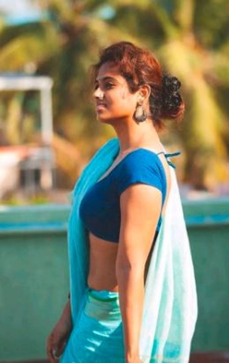 கவர்ந்திழுக்கும் போஸ்