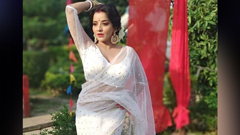 भोजपुरी की हॉट एंड बोल्ड एक्ट्रेस मोनालिसा 'बिग बॉस' के सीजन में नजर आई थीं। इस दौरान उनकी शादी की चर्चा ने जोरों से रही थी। क्योंकि एक्ट्रेस ने बिग बॉस के घर में ही ब्वॉयफ्रेंड विक्रांत सिंह राजपूत के साथ शादी कर ली थी। हालांकि वे इस शो की विनर नहीं बन पाई थीं। लेकिन इसके बाद उन्होंने छोटे पर्दे की ओर रुख किया और इन दिनों वे टीवी शो 'नजर' से सभी का दिल जीतती हुई नजर आ रही हैं।