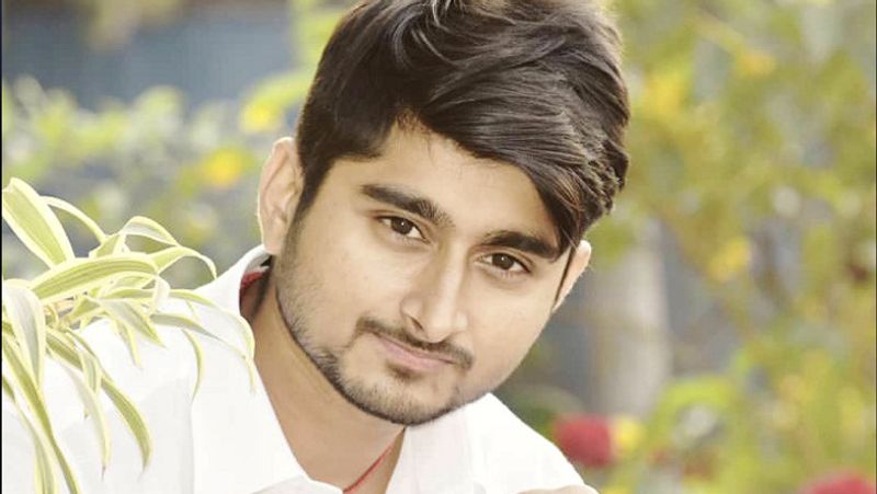 सिंगर दीपक ठाकुर 'बिग बॉस' के सीजन 12 में नजर आए थे। इस सीजन के वो आखिरी तीन कंटेस्टेंट में शामिल थे। इसकी विनर दीपिका कक्कड़ रही थीं।