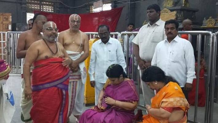 chiranjeevi Wife Surekha Performing Puja At Yadagirigutta chiranjeevi Wife Surekha Performing Puja At Yadagirigutta