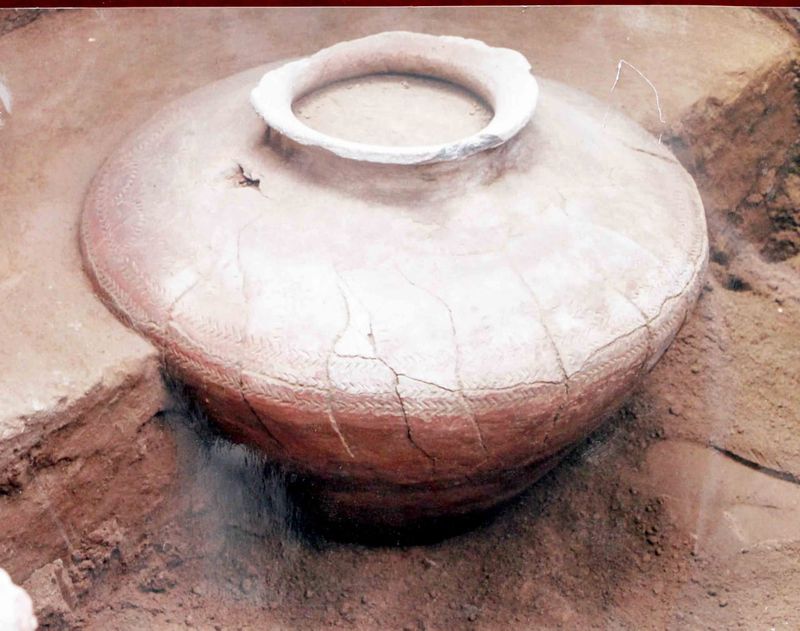 தண்ணீர் குடம் போன்ற மண்ணால் செய்யப்பட்ட பொருள்