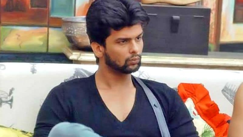 विवाद नंबर 6 : जब कुशाल टंडन को कर दिया गया बाहर- बिग बॉस सीजन 7 में कंटेस्टेंट कुशाल टंडन का शो से बाहर होना विवादों में रहा है। कुशाल को यह कहकर बाहर निकाला गया था कि उन्होंने अन्य कंटेस्टेंट तनीषा मुखर्जी के साथ जो बर्ताव किया, वह नियमों के खिलाफ था। वहीं शो के होस्ट सलमान खान पर भी भेदभाव के आरोप लगे थे।