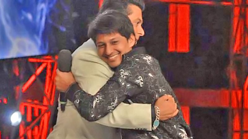 विवाद नंबर 7 : सलमान पर लगे दोस्त को एंट्री दिलाने के आरोप- बिग बॉस सीजन 6 उस समय विवादों में आ गया था, जब काशिफ कुरैशी नामक शख्स को 'कॉमन मैन' के आधार पर एंट्री दिलाई गई। बाद में पता चला कि वह सलमान खान का दोस्त था। इस सीजन में काशिफ का सिलेक्शन देशभर में हुए ऑडिशन के माध्यम से हुआ था। खबरें इस बात की भी आई थीं कि काशिफ को एंट्री दिलाने के लिए पहले ही प्लान बना लिया गया था।