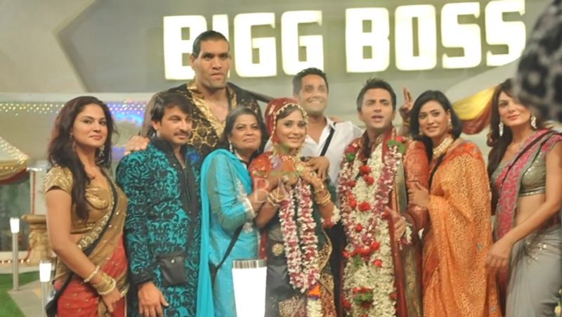 विवाद नंबर 8 : सारा खान और अली मर्चेंट की शादी- बिग बॉस सीजन 4 में कंटेस्टेंट सारा खान और अली मर्चेंट की लव स्टोरी और उनकी शादी काफी चर्चित रही। इनकी लव स्टोरी इतनी आगे बढ़ गई थी कि दोनों ने शो में ही एक-दूसरे से शादी कर ली। हालांकि, बाद में सारा के पेरेंट्स ने बताया था कि वे 2008 में ही शादी कर चुके थे और इस्लाम शादीशुदा जोड़े को फिर से शादी करने की इजाजत नहीं देता।