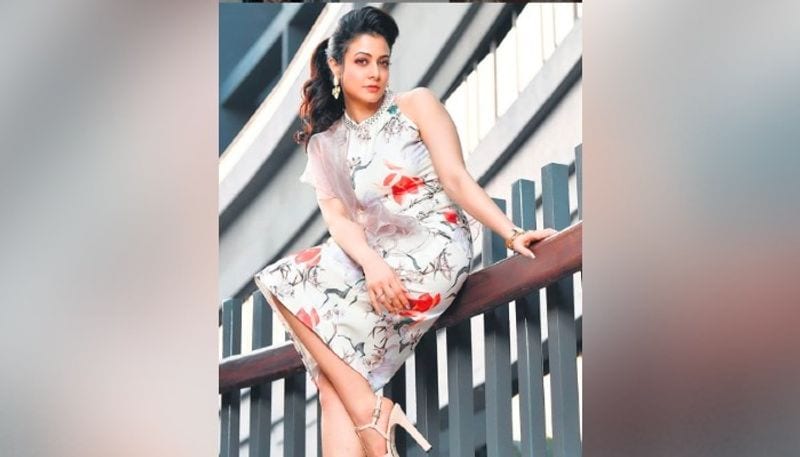 প্রথমদিকে খাওয়া নিয়ে বেশ অনিয়ম হত। তিনি কাজের মাঝে সময় করে খেতেন না। কিন্তু পরবর্তীতে তা তিনি বদলে ফেলেন।