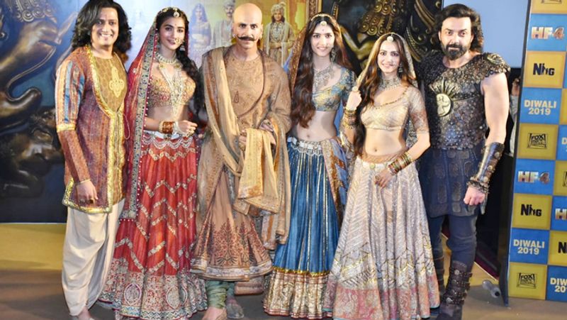 इसके साथ ही फोटो में अक्षय कुमार को कृति सेनन और पूजा हेगड़े KISS करते हुए भी नजर आई थीं। इस दौरान रितेश देशमुख भी उनके सिर पर KISS करते दिखे।