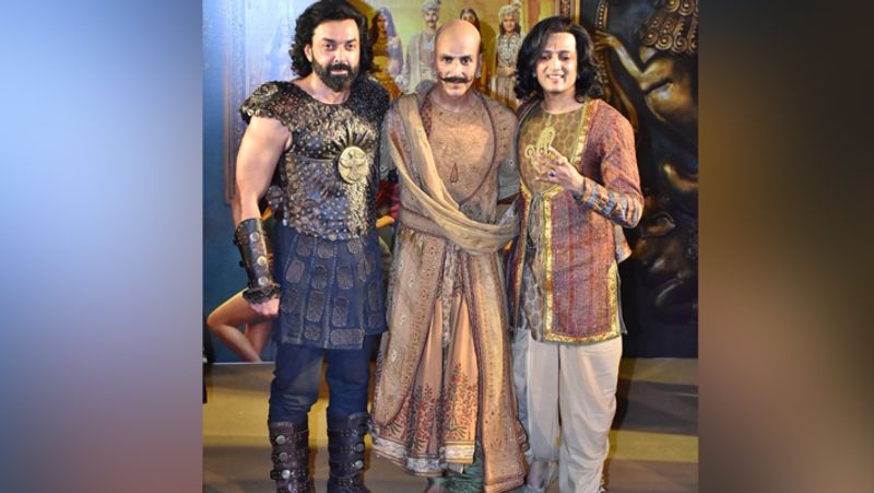 'हाउसफुल 4' का ट्रेलर भारत समेत चार देशों यूनाइटेड किंगडम, ऑस्ट्रेलिया और दुबई में भी रिलीज किया गया है। मूवी को दिवाली के मौके पर 25 अक्टूबर को रिलीज किया जाएगा।