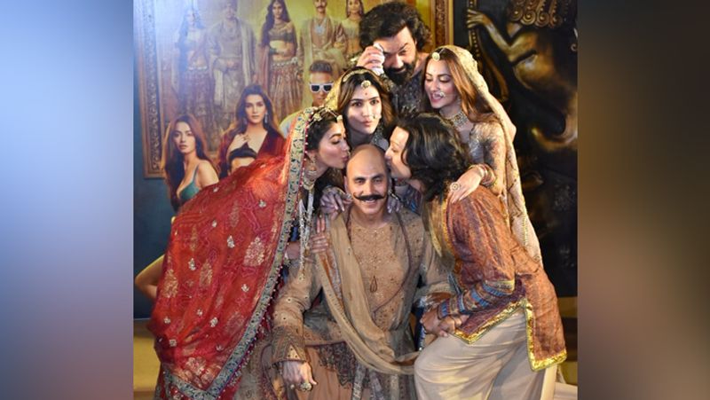 'हाउसफुल 4' की स्टारकास्ट अक्षय को KISS करते हुए।