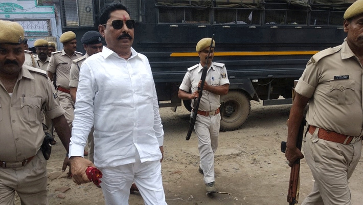 अनंत सिंह की छवि भले ही बाहुबली की हो लेकिन उनके दुश्मनों की फेरहिस्त काफी लंबी है। इस लिस्ट में उनके सगे चाचा से लेकर बिहार के कई नामचीन सफेदपोश तक शामिल हैं। उनपर दो बार जानलेवा हमला भी हो चुका है।
(फाइल फोटो)