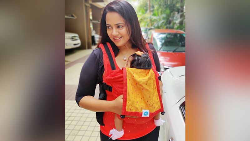 समीरा पहली बार 2015 में मां बनी थीं। तब उन्होंने बेटे हंस को जन्म दिया था। 4 साल के बेटे के साथ फोटो में इनकी काफी अच्छी बॉन्डिंग दिखाई दे रही है।