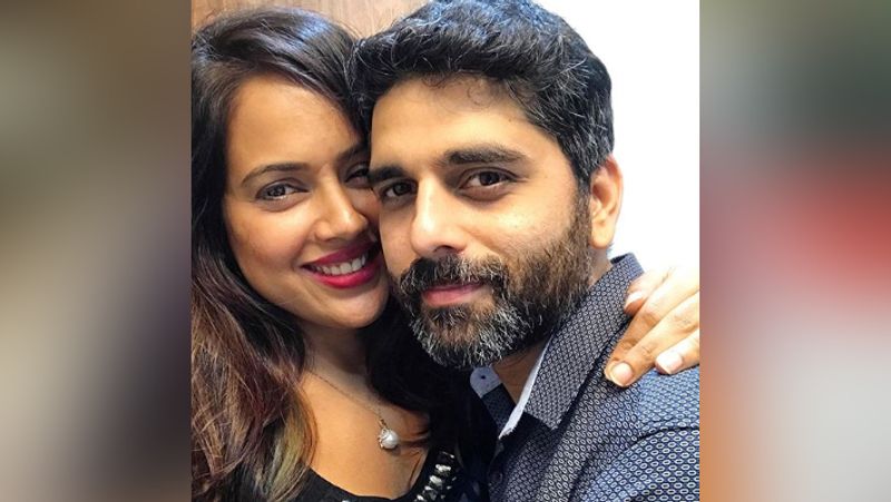 बता दें, समीरा ने बिजनेसमैन अक्षय वरदे से 2014 में शादी की थी। दोनों की मुलाकात एक इवेंट के दौरान हुई थी। दोनों कुछ समय तक रिलेशनशिप में रहे। इसके बाद उन्होने शादी का फैसला किया। शादी के बाद एक्ट्रेस ने फिल्मों से दूरियां बना ली। वे आखिरी बार अजय देवगन के साथ फिल्म 'तेज' में नजर आई थीं। यह फिल्म 2012 में रिलीज की गई थी। इसके बाद समीरा को फिल्म 'चक्रव्यूह' में देखा गया था। इसमें उन्होंने एक गाने में स्पेशल अपीयरेंस दिया था।