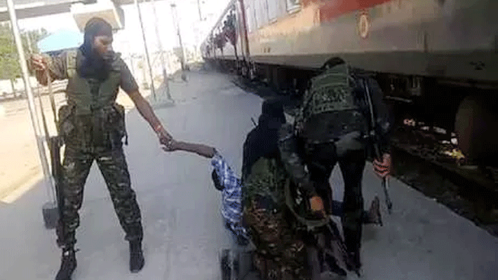 indian railway jawans saved life of youth from running train in hisar railway station indian railway jawans saved life of youth from running train in hisar railway station