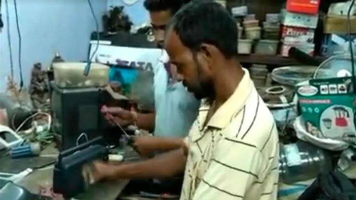 People busy to fix their old radios just before Mahalaya People busy to fix their old radios just before Mahalaya