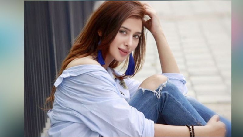 <p>ভারতে এসেছিলেন একটি ছবির প্রমোশনের কাজে। তখনই তার কাছে বেশি কিছু ফোন আসে, সঙ্গে একটা মেসেজ। </p>