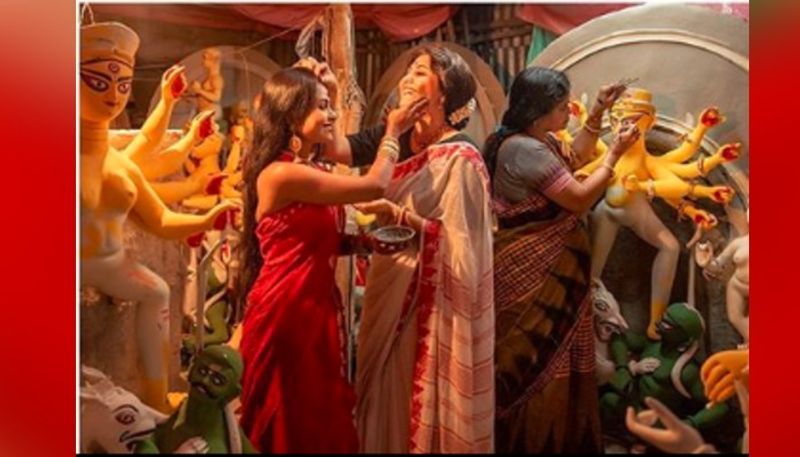 চলতি বছরের পুজোতেই সোশ্যাল মিডিয়ায় ঝড় তুলেছিলেন স্বস্তিকা মুখোপাধ্যায়। বড়পর্দায় এখন তাঁকে খুব বেশি দেখা না গেলেও নেট দুনিয়ায় তিনিই ট্রেন্ড।