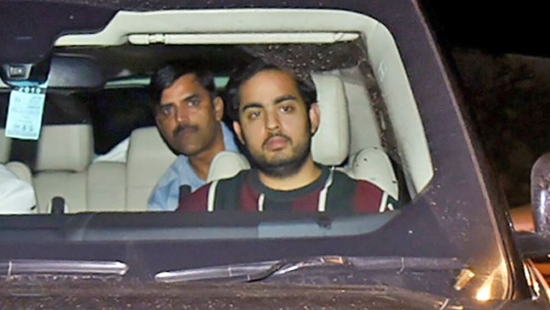 रणवीर की बर्थडे पार्टी में जाते आकाश अंबानी।