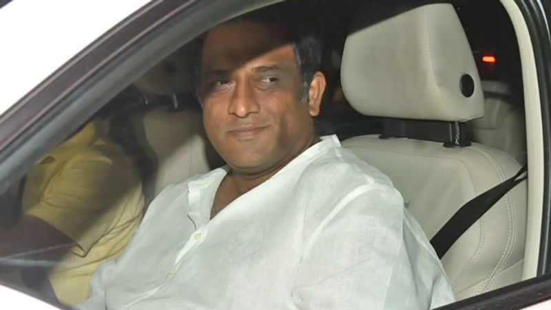 रणवीर की बर्थडे पार्टी में जाते डायरेक्टर अनुराग बसु।