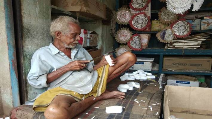 Aged artist from Burnpur seeks help from Didike Bolo Aged artist from Burnpur seeks help from Didike Bolo