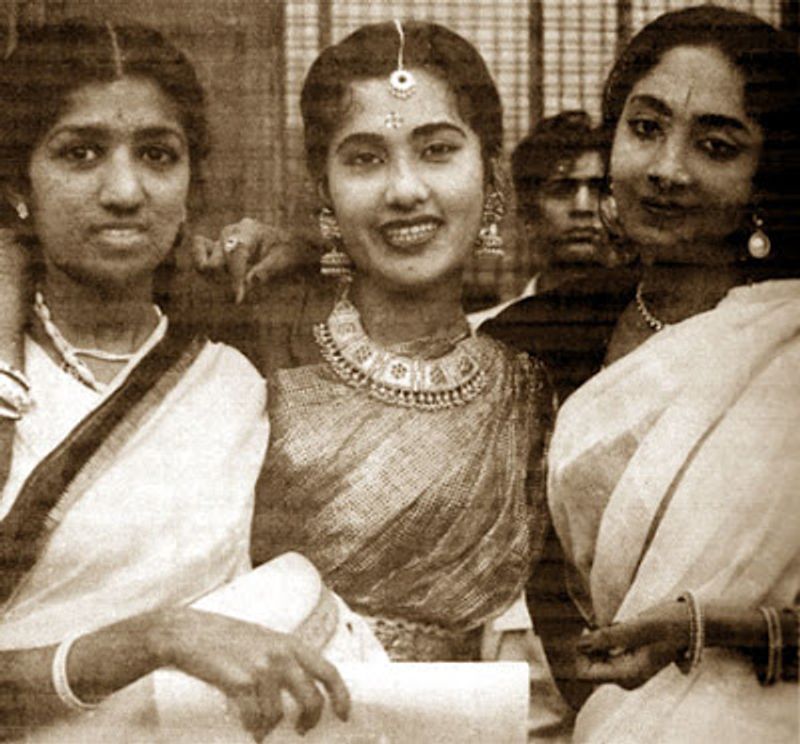 தோழிகளுடன் எடுத்து கொண்ட புகைப்படம்