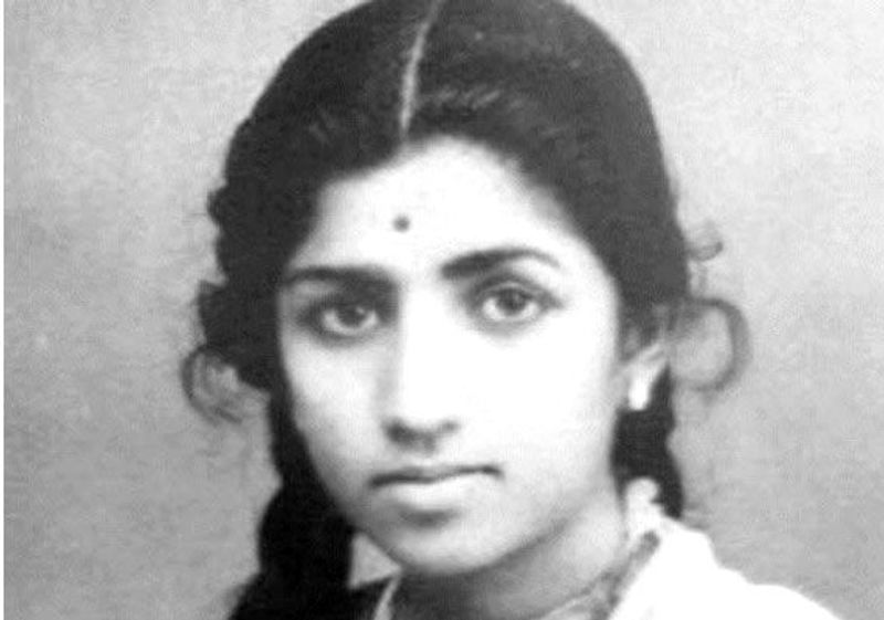 எளிமையாக இருக்கும் சிறிய வயது புகைப்படம்