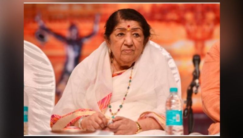 ১৯৪২ সালে প্রথম গান গেয়েছিলেন তিনি। সেই বছরই অন্যগানের সুযোগও আসে। নাতালি গানটি গেয়ে বেশ নাম অর্জন করেন তিনি। তাঁরপর সুযোগ আসে প্রথম হিন্দি গান গাওয়ার। ১৯৪৩ সালে দুনিয়া বদলদে তু গানটি দিয়ে শুরু হয় তাঁর বলিউড সফর।