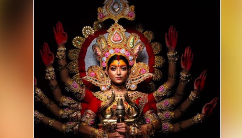 মহালয়ায় আগমনীর শুভেচ্ছাবার্তায় ভরে উঠল সোশ্যাল মিডিয়ার পাতা। সঙ্গে পাল্লা দিয়ে ভরে উঠল সেলেবদের প্রোফাইল। দেবীরূপে দশভুজা... অনবদ্য ফোটোশ্যুটে নজর কাড়লেন দেবলীনা কুমার।