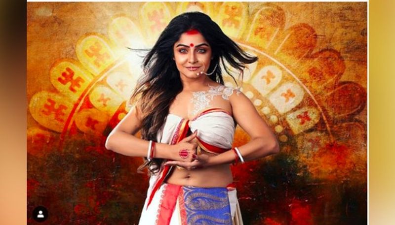 দেবীর সাজে সকলের মন জয় করলেন সায়ন্তনী গুহঠাকুরতা। তাঁর ছবিও মুহুর্তে ছড়িয়ে পড়ল সোশ্যাল মিডিয়ায়।