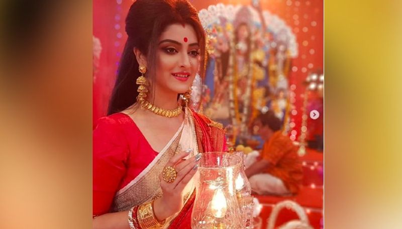 কখনও বিজ্ঞাপন, কখনও বা ছবির কাজ, মহালয়ার শ্যুট, নায়িকাদের দেবীপক্ষের লুকই যেন সেরা। প্রতিবছরের মত এবারও ছবি শেয়ার করলেন স্বেতা ভট্টাচার্য।