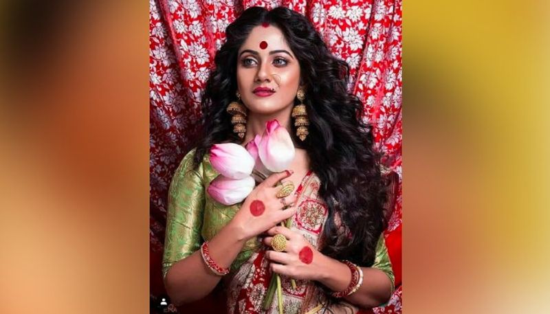 দেবীপক্ষের শ্যুট মানেই শাড়ি, পদ্ম, অভিনেত্রীদের নয়া লুক। একইভাবে নজর কাড়লেন অভিনেত্রী টিনা সাহা।