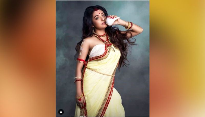 দেবীর কখনও রণচণ্ডী রূপ কখনও বা স্নিগ্ধ রূপে তিনিই করুনাময়ী। মায়ের সেই স্নিগ্ধরূপই তুলে ধরলেন অভিনেত্রী সুদীপ্তা।