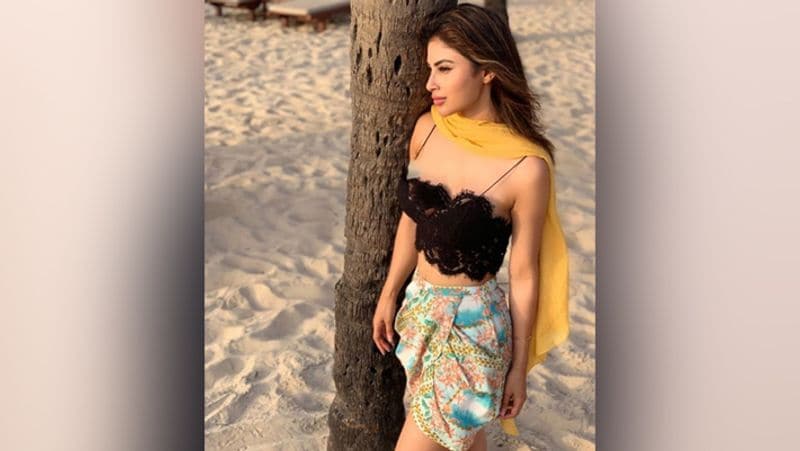 इसके बाद मौनी ने उन्हें अपनी परफॉर्मेंस कैंसिल करने की धमकी दी थी। काफी बहस के बाद मौनी परफॉर्म करने के लिए तैयार हुई थीं। मौनी ने एडवांस पेमेंट ली थी। इस वजह से उन्हें परफॉर्म करना ही पड़ा।