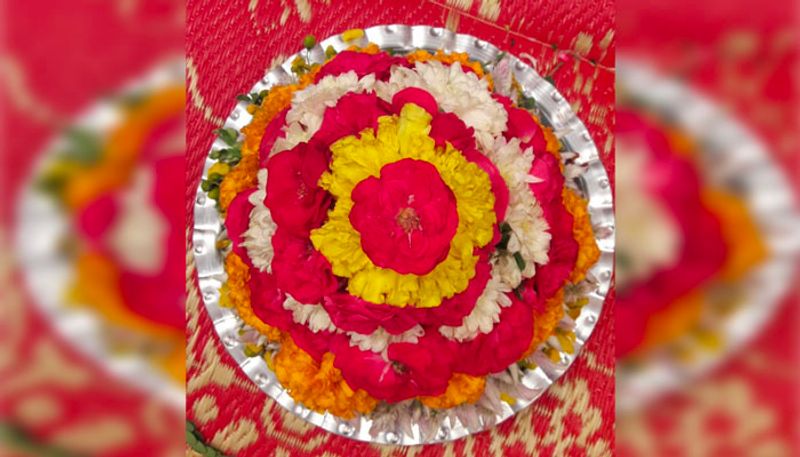 నీసం ఏర్పాట్లు కూడా సరగా జరగలేదు. ఈ ఏర్పాట్లు పక్కనుంచితే, ప్రజలు కూడా అంత పెద్ద సంఖ్యలో రోడ్ల మీద కనపడడం లేదు. ఇదేదో హైదరాబాద్ మహానగరానికి పరిమితం కాలేదు. పట్టణాల్లో, గ్రామాల్లో కూడా కొంత హడావుడి తగ్గిన మాట వాస్తవం.